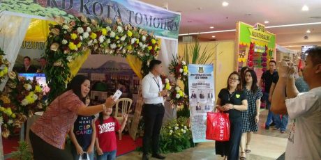 Didominasi Bunga, Stand DPRD Tomohon Jadi Tempat Selfie di Legislatif Sulut Expo 2017