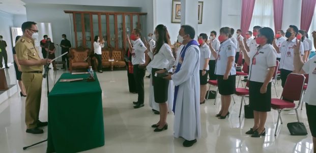 Wali Kota Tomohon Lantik 69 ASN Esselon III dan IV Wali Kota Tomohon Lantik 69 ASN Esselon III dan IV