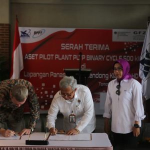 Eman Saksikan Penyerahan PPBC 500Kw dari GFZ ke BPPT