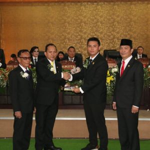 Penyerahan Tongkat Pimpinan Sementara DPRD Tomohon Kepada Pimpinan DPRD Tomohon Periode 2019-2024