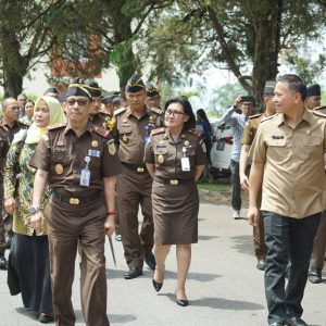 Wali kota bersama kejati sulut sebelum memasuki tempat pelaksanaan kegiatan jms di tomohon tepatnya di abi