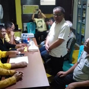 Drs Gerardus Mogi didampingi sejumlah pendamping datang ke Sekretariat Golkar di Kelurahan Walian, Kecamatan Tomohon Selatan.