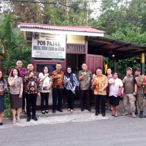 Tim Koordinator Supervisi Pencegahan (Kosupgah) Komisi Pemberantasan Korupsi (KPK) bersama Kepala Badan Pengelolaan Keuangan dan Pendapatan Daerah Kota Tomohon, Drs Gerardus Mogi meninjau lokasi Galian C di Kelurahan Kinilow, Kota Tomohon.