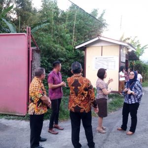 Tim Koordinator Supervisi Pencegahan (Kosupgah) Komisi Pemberantasan Korupsi (KPK) bersama Kepala Badan Pengelolaan Keuangan dan Pendapatan Daerah Kota Tomohon, Drs Gerardus Mogi meninjau lokasi Galian C di Kelurahan Kinilow, Kota Tomohon.
