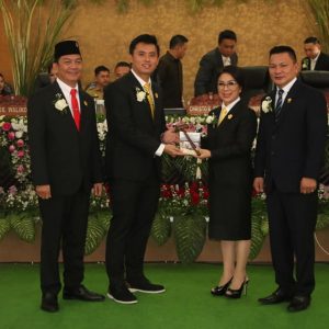 Penyerahan Tongkat Pimpinan DPRD Periode 2014-2019 kepada Pimpinan Sementara Periode 2019-2024