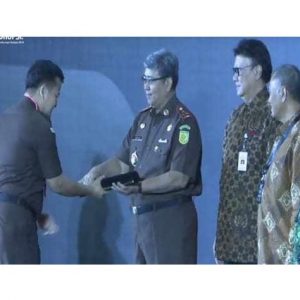 Kepala Kajari Tomohon Edy Winarko saat menerima Penghargaan Yakni Predikat Wilayah Bebas dari Korupsi (WBK)