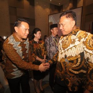 Wali Kota Tomohon saat bersalaman dengan Gubernur Sulawesi Utara Olly Dondokambey SE