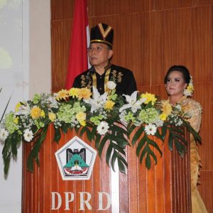 Sambutan dalam rangka Peringatan Hut ke-17 Kota Tomohon oleh Wali Kota Tomohon Jimmy F Eman SE Ak CA  didampingi oleh Wakil Wali Kota Syerly Adelyn Sompotan.