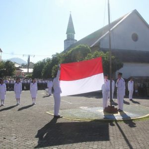 Penaikan Bendera Merah Putih pada saat Upacara Peringatan Hut ke-17 Kota Tomohon