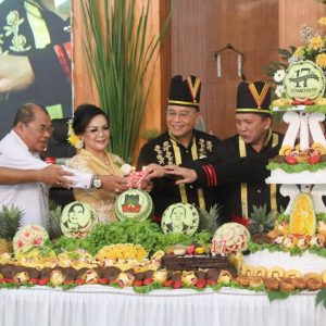 Pemasangan Lilin Hut ke-17 Kota Tomohon