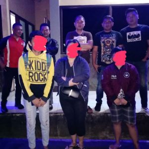 Ketiga pelaku prostitusi online saat digiring ke Mapolres Kota Tomohon.