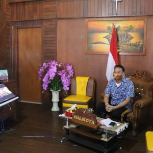 Wali Kota Tomohon Jimmy Feidie Eman SE Ak CA  menyaksikan langsung penandatanganan  kerja sama pengiriman dokumen dan peket.