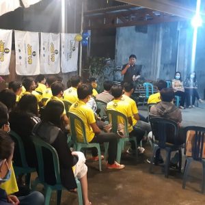 Sekretaris DPD II Partai Golkar Tomohon James E Kojongian ST (berdiri) memberikan pengarahan saat menghadiri pertemuan dengan kaum mililenian Woloan Satu dan Woloan Satu Utara, Kamis (22/10/2020)