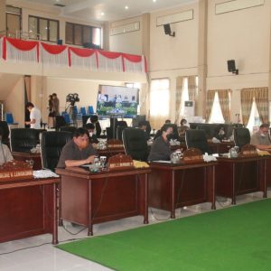 Anggota DPRD Kota Tomohon saat mengikuti Rapat Paripurna.