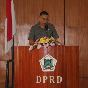 Wali Kota Tomohon Jimmy F Eman SE Ak CA saat membawakan sambutan dalam Rapat Paripurna.