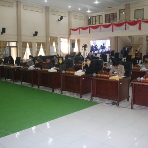 Anggota DPRD Kota Tomohon saat mengikuti Rapat Paripurna.