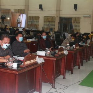 Anggota DPRD Kota Tomohon saat mengikuti Rapat Paripurna.