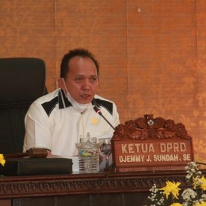 Ketua DPRD Djemmy J Sundah SE saat memimpin Rapat Paripurna DPRD Kota Tomohon.