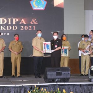 Wali Kota tomohon Jimmy Feidie Eman SE Ak CA saat menerima Penghargaan DIPA dan TKDD tahun Anggaran 2021.