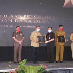 Wali kota Tomohon Jimmy Feidie Eman SE Ak CA saat menerima penghargaan DIPA dan TKDD tahun anggaran 2021.