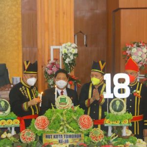 Walikota Tomohon,  Jimmy Feidie Eman  SE AK CA, Wakil Walikota Tomohon Syerly Adelyn Sompotan, Ketua DPRD Kota Tomohon Djemmy J Sundah, SE saat memasang Lilin Ulang Tahun ke-18 Kota Tomohon