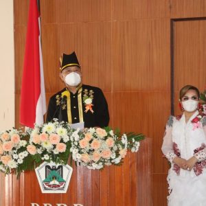 Wali Kota Tomohon Jimmy Feidie Eman SE Ak di dampingi oleh Wakil Wali kota Tomohon Syerly A Sompotan saat membawakan sambutan.