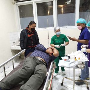 Korban saat mendapatkan perawatan.