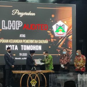 Ketua DPRD Kota Tomohon Djemmy J Sundah SE saat menerima Opini Wajar Tanpa Pengecualian (WTP) ke-8 dari Badan Pemeriksa Keuangan (BPK) RI