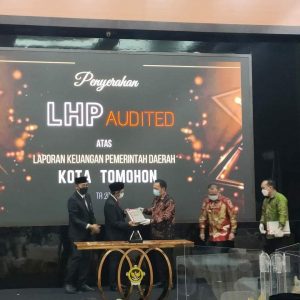 Wali Kota Tomohon Caroll J A Senduk SH saat menerima Opini Wajar Tanpa Pengecualian (WTP) ke-8 dari Badan Pemeriksa Keuangan (BPK) RI.