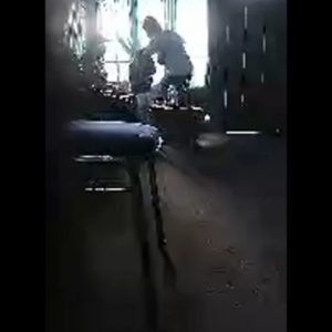 Screenshoot rekaman siaran langsung di Medsos oleh akun Melo Ratu, dimana dalam rekaman tersebut terjadi penganiayaan yang dilakukan RR terhadap Christo Mantiri. (foto: ist)