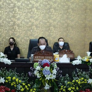 Ketua DPRD Kota Tomohon Djemmy Sundah,SE saat memimpin rapat