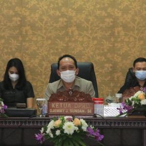 Rapat dipimpin oleh ketua DPRD Djemmy Sundah, SE didampingi wakil ketua Drs Johny Runtuwene dan Erens Kereh, AMKL