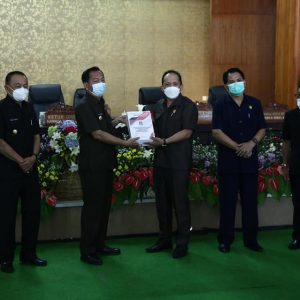 Penyerahan Rancangan Peraturan Daerah tentang Laporan Pertanggungjawaban Pelaksanaan Anggaran Pendapatan dan Belanja Daerah tahun anggaran 2020 Kota Tomohon, kepada Ketua DPRD Kota Tomohon