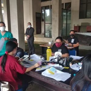 Ketua DPRD Kota Tomohon Djemmy Jerry Sundah,SE saat meninjau langsung pelaksanaan vaksinasi massal Covid-19 