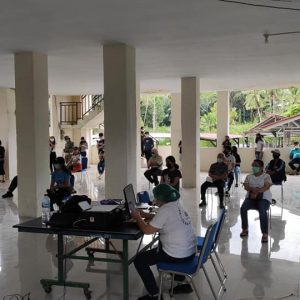 Para peserta vaksinasi massal Covid-19 yang dilaksanakan di kantor DPRD Kota Tomohon