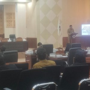 Kepala Bagian (Kabag) Persidangan Setwan Kota Tomohon, Nyoman Nirmala SH (berdiri), saat membacakan surat masuk, dalam pelaksanaan Rapat Paripurna DPRD Penutupan Masa Sidang Pertama dan Pembukaan Masa Sidang Kedua, di Ruang Sidang DPRD Tomohon, Selasa (9/5/2023).
