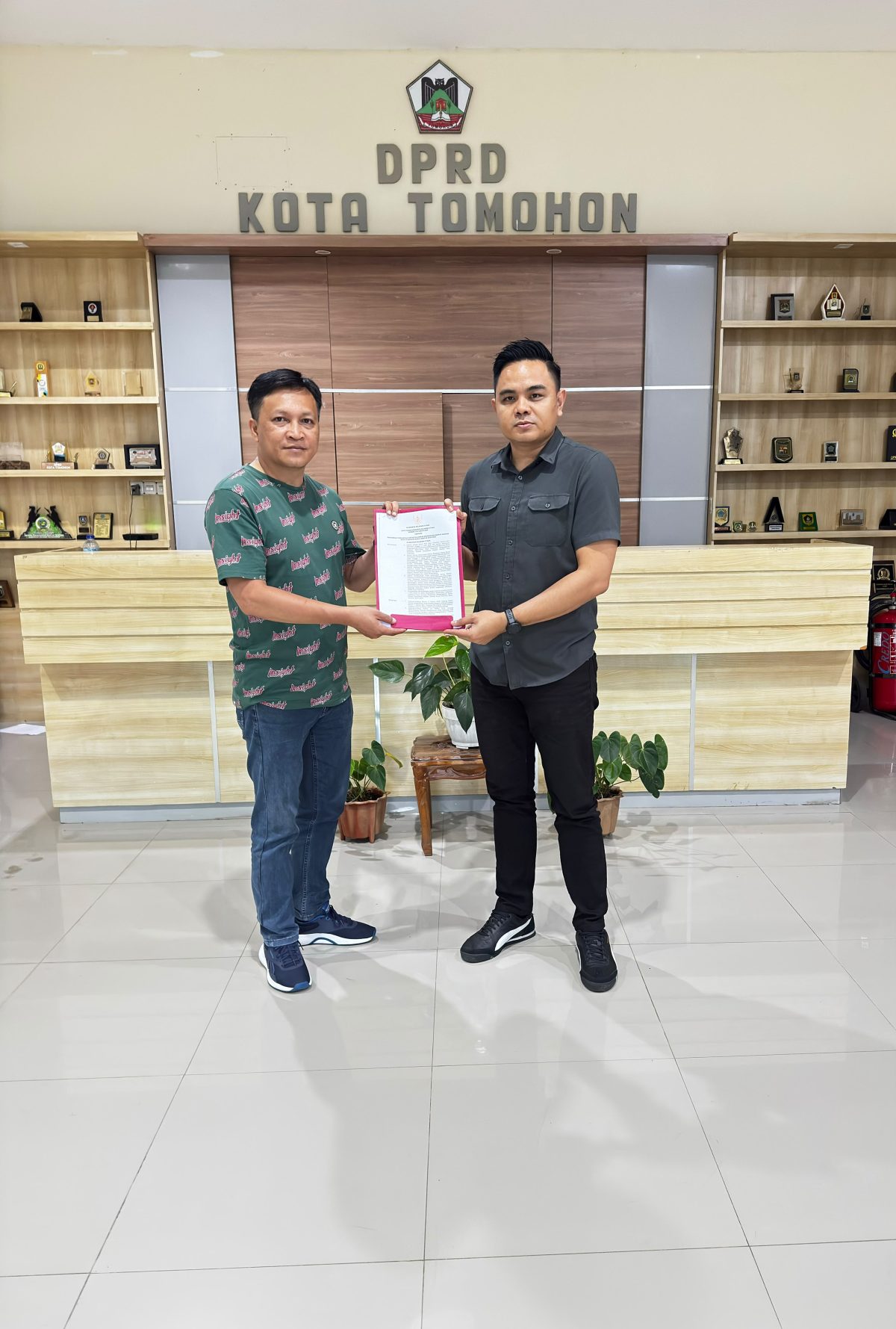 SK Gubernur Sulut terkait Penggantian Ketua DPRD Kota Tomohon diterima langsung Kepala Sub Bagian Umum Sekretariat DPRD, Maykel Ramopolii, SE (kiri) yang diserahkan Kepala Bagian (Kabag) Pemerintahan Kota Tomohon, Nyoman Nirmala (kanan), di Kantor DPRD Kota Tomohon, Jumat (26/6/2026). (*)