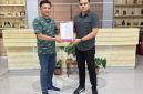 SK Gubernur Sulut terkait Penggantian Ketua DPRD Kota Tomohon diterima langsung Kepala Sub Bagian Umum Sekretariat DPRD, Maykel Ramopolii, SE (kiri) yang diserahkan Kepala Bagian (Kabag) Pemerintahan Kota Tomohon, Nyoman Nirmala (kanan), di Kantor DPRD Kota Tomohon, Jumat (26/6/2026). (*)