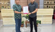 SK Gubernur Sulut terkait Penggantian Ketua DPRD Kota Tomohon diterima langsung Kepala Sub Bagian Umum Sekretariat DPRD, Maykel Ramopolii, SE (kiri) yang diserahkan Kepala Bagian (Kabag) Pemerintahan Kota Tomohon, Nyoman Nirmala (kanan), di Kantor DPRD Kota Tomohon, Jumat (26/6/2026). (*)