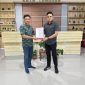 SK Gubernur Sulut terkait Penggantian Ketua DPRD Kota Tomohon diterima langsung Kepala Sub Bagian Umum Sekretariat DPRD, Maykel Ramopolii, SE (kiri) yang diserahkan Kepala Bagian (Kabag) Pemerintahan Kota Tomohon, Nyoman Nirmala (kanan), di Kantor DPRD Kota Tomohon, Jumat (26/6/2026). (*)