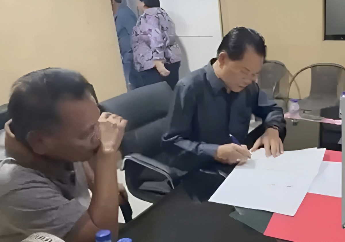  Johnru (kanan) dan Hendrik Mamuaya (kiri) menandatangani Akta Perdamaian dihadapan Notaris