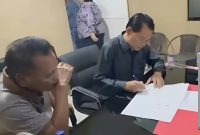  Johnru (kanan) dan Hendrik Mamuaya (kiri) menandatangani Akta Perdamaian dihadapan Notaris
