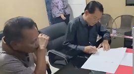  Johnru (kanan) dan Hendrik Mamuaya (kiri) menandatangani Akta Perdamaian dihadapan Notaris