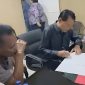  Johnru (kanan) dan Hendrik Mamuaya (kiri) menandatangani Akta Perdamaian dihadapan Notaris